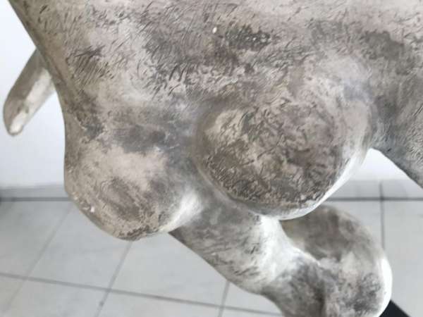 Zeitgenössische Stuck Figur Skulptur weiblicher tanzender Torso auf Plinthe W2073